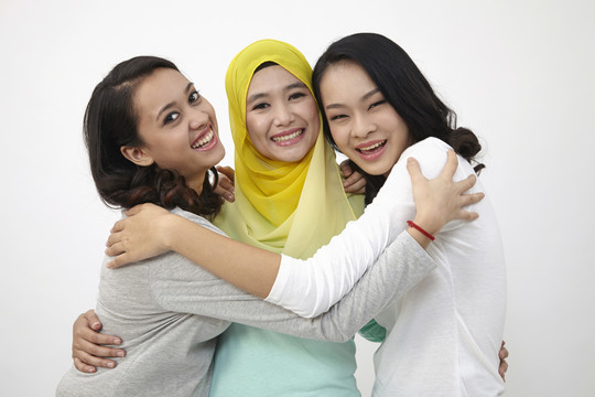 马来西亚多种族人士抱在一起拥抱