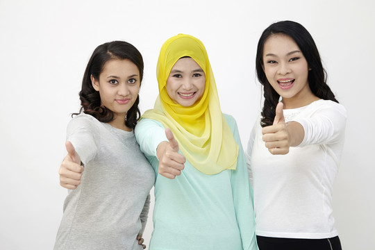 三个马来西亚女人举起大拇指