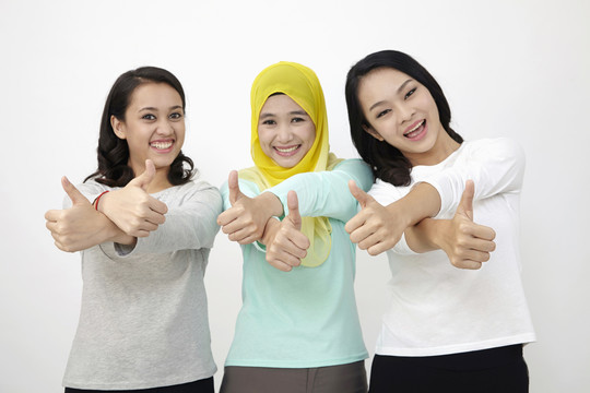 三个马来西亚女人举起大拇指