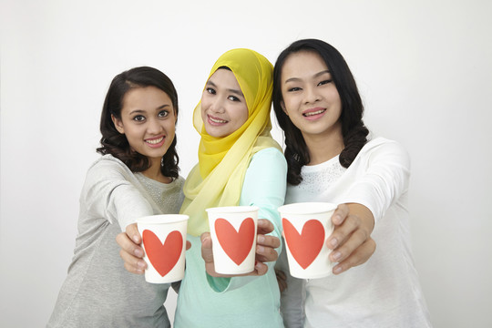 三个多种族的马来西亚人分享一杯爱看镜头