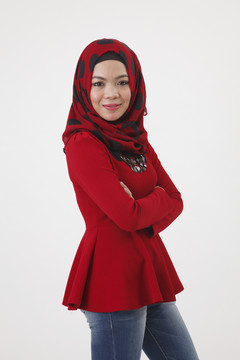 红色土洞造型的马来女人