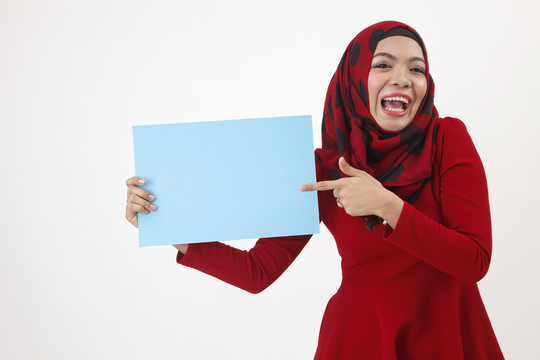 快乐的马来女人指着她手中的卡片