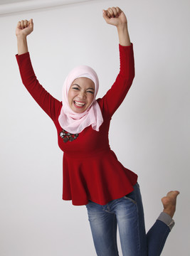 马来妇女兴奋地举起手臂