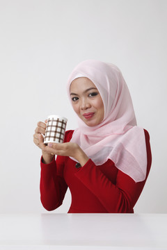 休息的马来女人喝杯茶