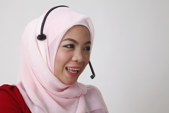 一名马来妇女担任接待员接听电话