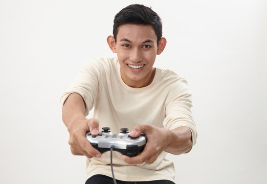 马来青少年拿着游戏机玩