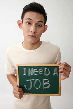 一个马来少年，手里拿着一个信息，说他需要工作
