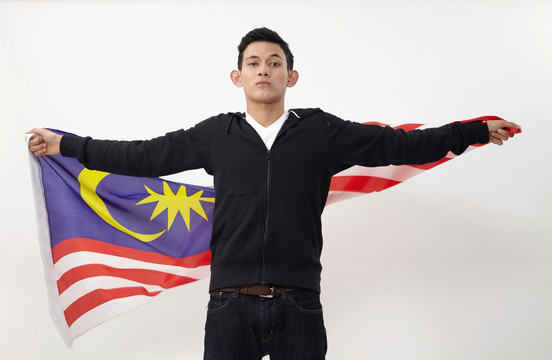 手持马来西亚国旗的马来青年