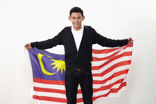 手持马来西亚国旗的马来青年