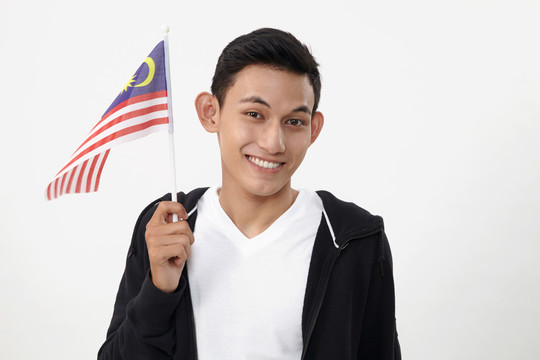 手持马来西亚小旗的马来少年