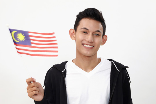 手持马来西亚小旗的马来少年