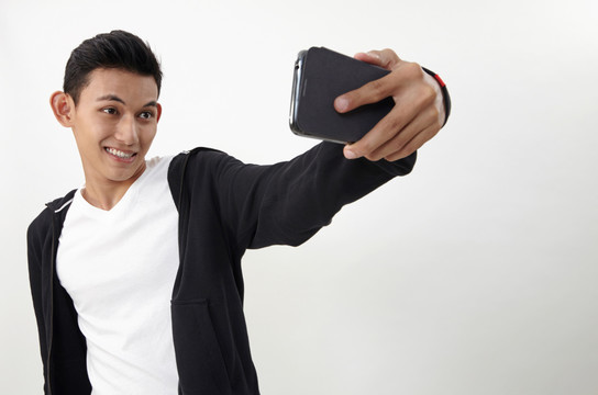 马来青少年用智能手机自拍