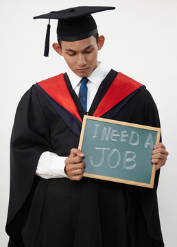 拿着黑板的马来毕业生需要一份工作