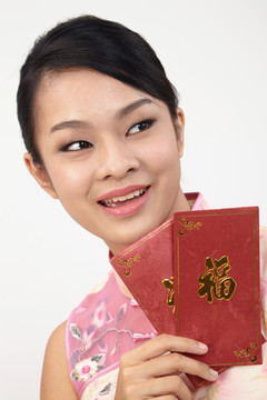 中国年轻女子手握羊爪庆祝新年快乐