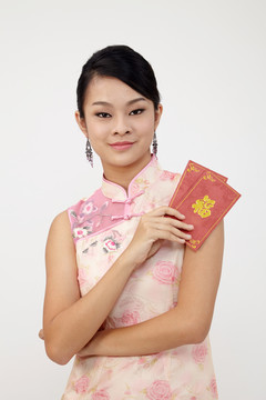 中国年轻女子手握羊爪庆祝新年快乐