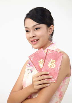 中国年轻女子手握羊爪庆祝新年快乐