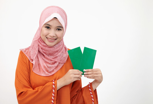 亚洲穆斯林马来妇女拿着绿包