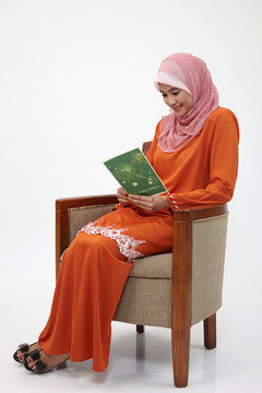 亚洲穆斯林马来妇女，图东手持瑞亚贺卡