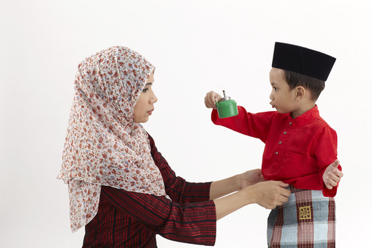一名马来妇女正在给她的儿子巴朱·拉亚治病