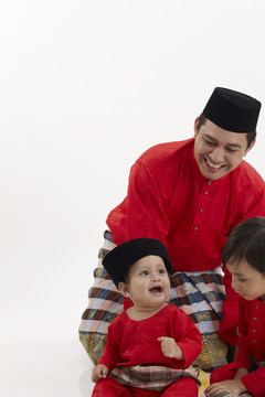 马来家庭，父亲和两个儿子