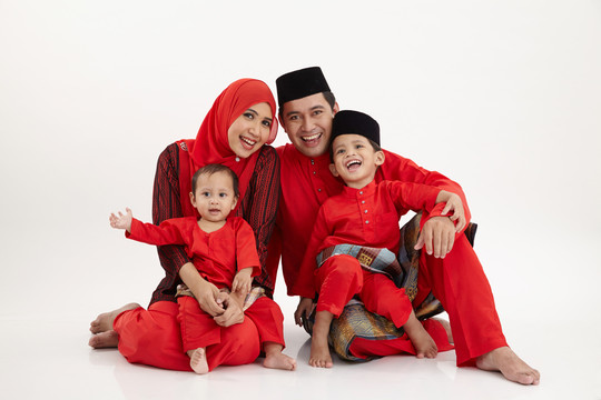 白色背景上的马来家庭