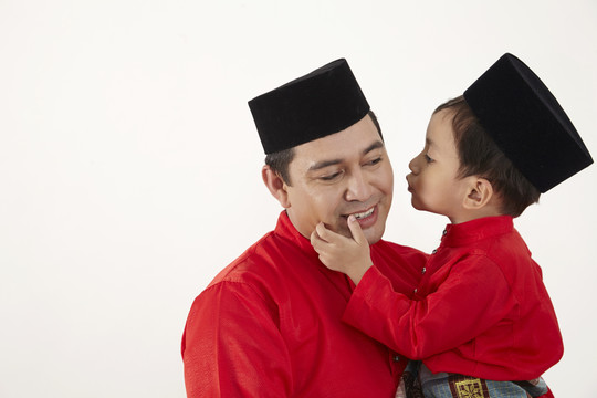马来男孩要吻他的父亲