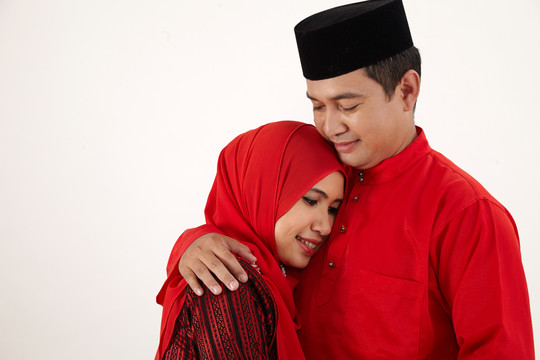 马来男子拥抱妻子