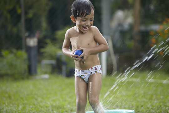 马来男孩喜欢在户外洗澡