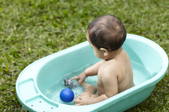 马来宝宝玩得开心-户外浴