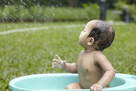 马来宝宝玩得开心-户外浴