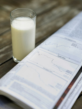 桌上有一杯牛奶和报纸