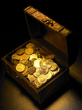 装满马来西亚林吉特硬币的箱子顶视图