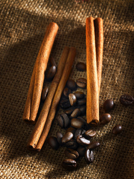 肉桂棒和咖啡豆