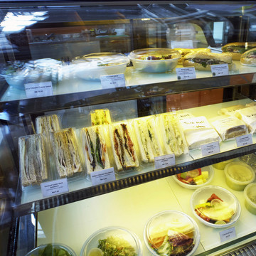 冷冻食品机中的糕点和三明治