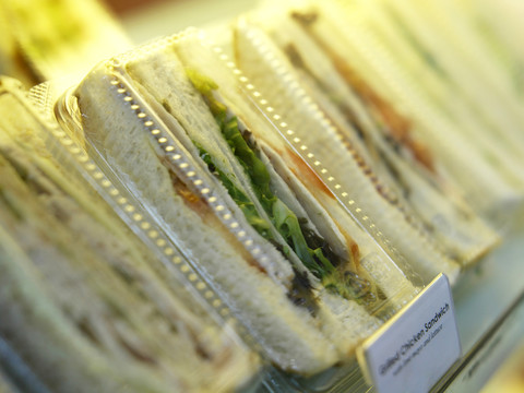冷冻食品机里的盒装三明治