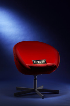 红色座椅家具，上面有保留标志