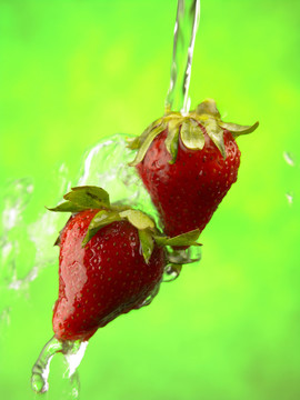 草莓上的水