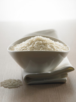 餐巾上的一碗生米