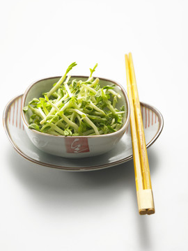 一碗豆芽，配盘子和筷子