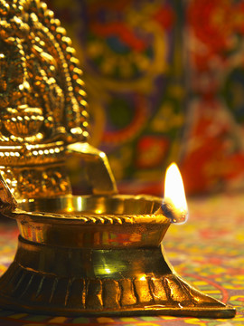 传统印度油灯在deepavali期间燃烧