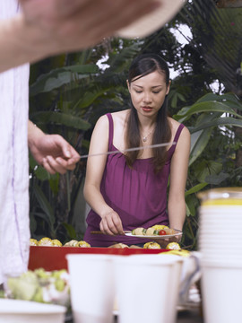 为聚会准备食物的女人