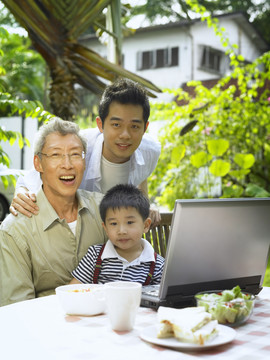 父子孙三人抬头看镜头