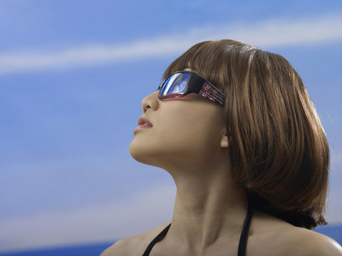 海滩上戴太阳镜的女人