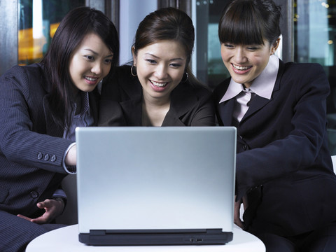 三个女商人在笔记本电脑上