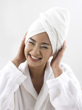 年轻的女性用毛巾裹着头