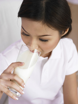 年轻女子喝牛奶的高瞻远瞩