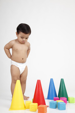 幼儿玩彩色圆锥体