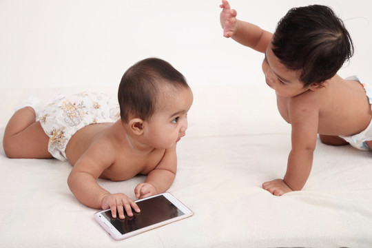 两个婴儿为智能手机吵架