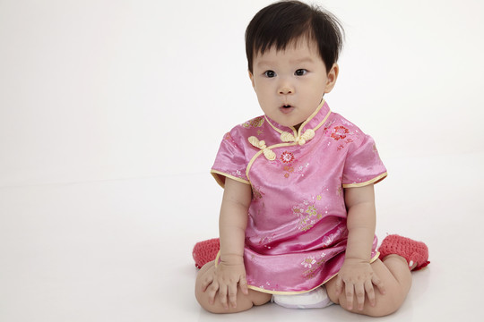 中国婴儿穿着雪姆衫坐着