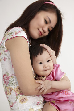 中国妈妈抱着女儿